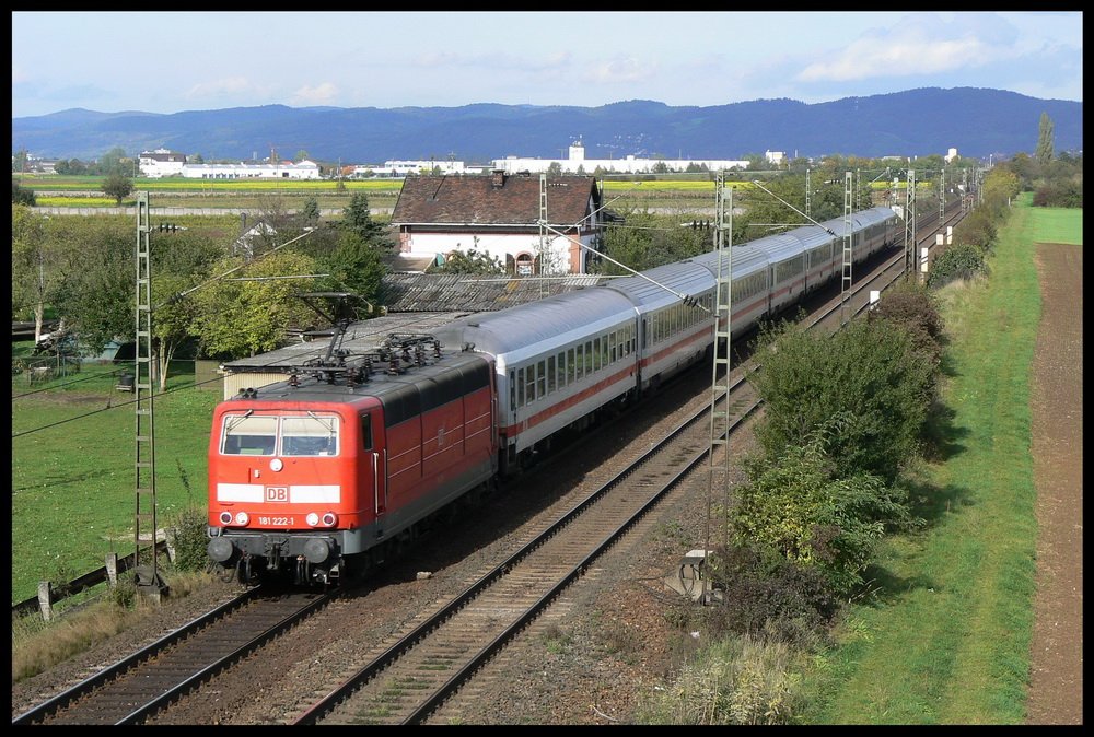 Mit EC 56 ist 181 222 am 21.10.2006 bei Ladenburg unterwegs.