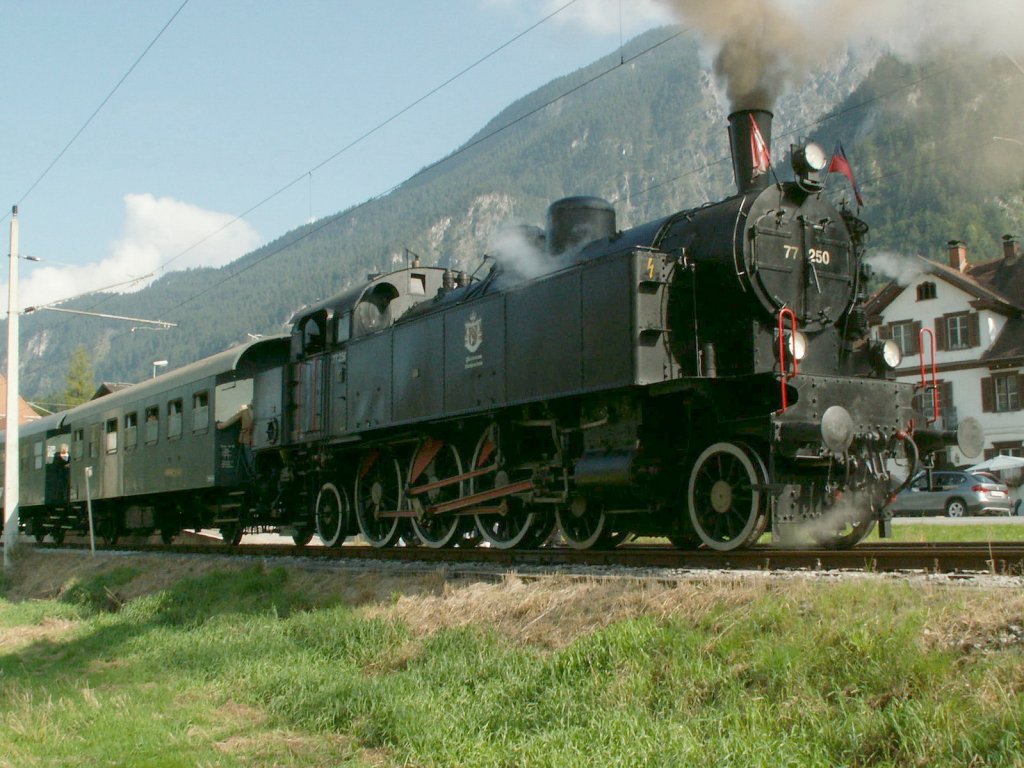 Mit der ehem. Schaaner Denkmalslok  der BB,77.250(1927)ex.BB 629.65
und 2 Zweiachsern auf einer Extrafahrt nach Schruns/Montafon.St.Anton i.M.19.09.10