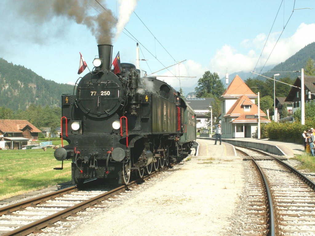 Mit der ehem. Schaaner Denkmalslok  der BB,77.250(1927)ex.BB 629.65
und 2 Zweiachsern auf einer Extrafahrt nach Schruns/Montafon.Hier beim
Kreuzungshalt in St.Anton i.M. 19.09.10