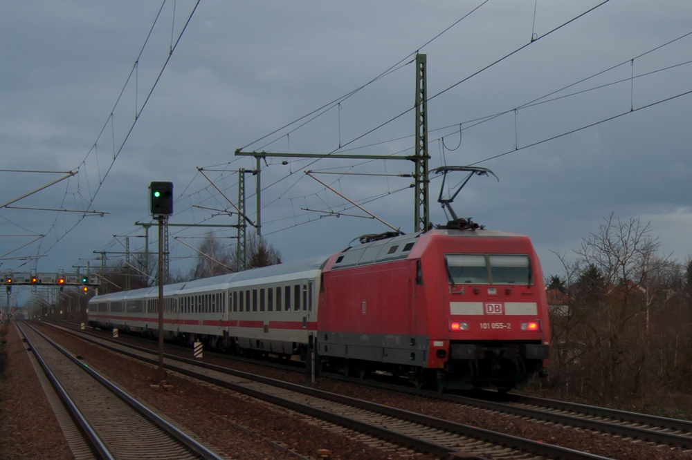 Mit der einbrechenden Dmmerung bringt 101 055 einen IC in die Abstellung nach Dresden-Reick. Hier durchfhrt der Zug Dresden-Strehlen. 27.12.2012
