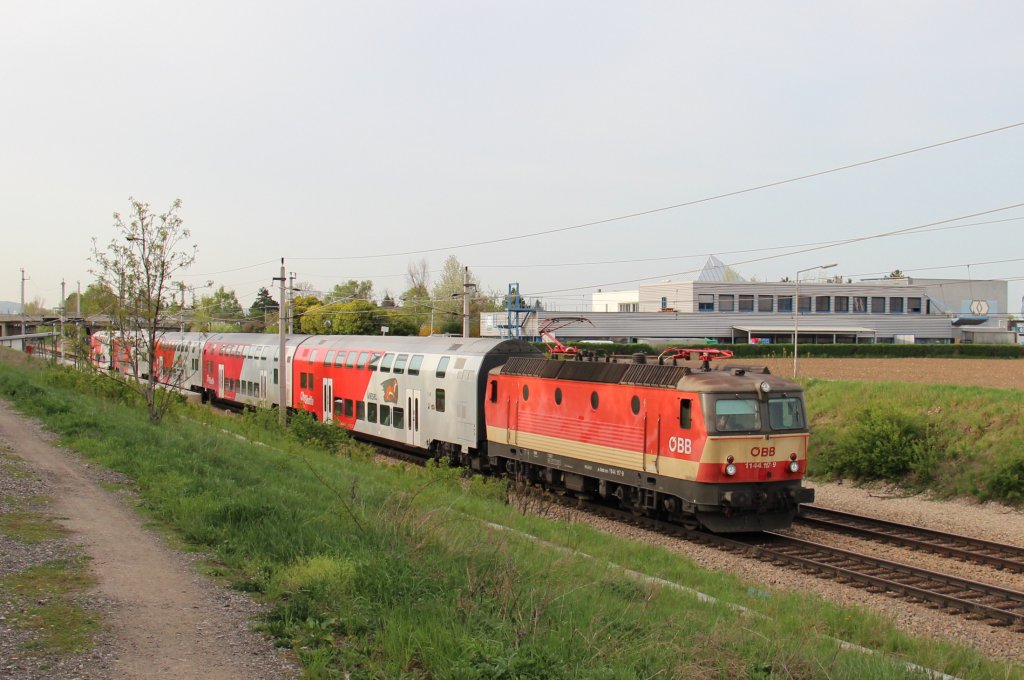 Mit einem 2255-Zug fuhr 1144 117 im Schachbrettdesign von Wien Floridsdorf (F) nach Payerbachn-Reichenau (Pr), aufgenommen vor dem B-Signal des Bahnhof Brunn-Maria Enzersdorf (Bu); am 26.04.2013