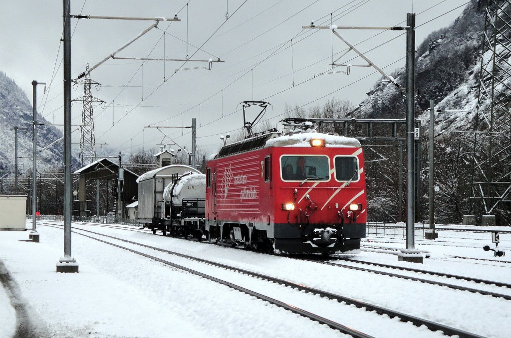 Mit einem 3-Wagen Gterzug wartet die HGe 4/4  102  Altdorf  der MGB am 29.11.12 in Gamsen eine Kreuzung ab.
