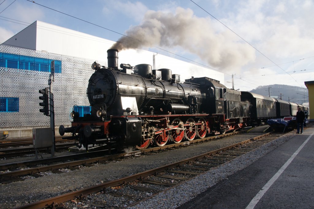 Mit einem Advents-Sonderzug verkehrte 657 2770 am 11. Dezember auf der Salzburger Lokalbahn. Hier vor der Abfahrt im Bahnhof von Salzburg-Itzling.