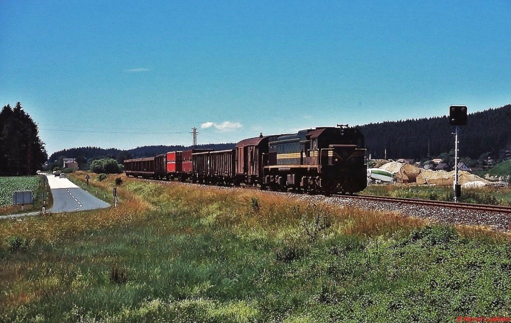 Mit einem akustischen Gruss an den Fotografen verabschiedete sich der Lokführer der 664-110 bei der Ausfahrt aus Bleiburg in Richtung Slowenien (Juni 2001)