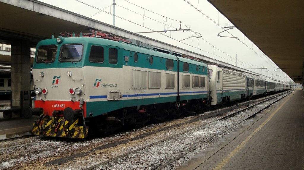 Mit einem angekommenen Nachtzug stehen die E 656 431 und die E 402 111 am 27.07.11 im Bahnhof Torino Porta Nuova.