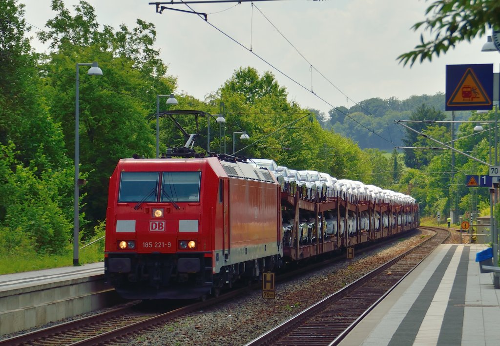 Mit einem Audiganzzug kommt hier die 185 221-9 gerade durch Neckargerach gefahren am Sonntagmittag den 7.7.2013