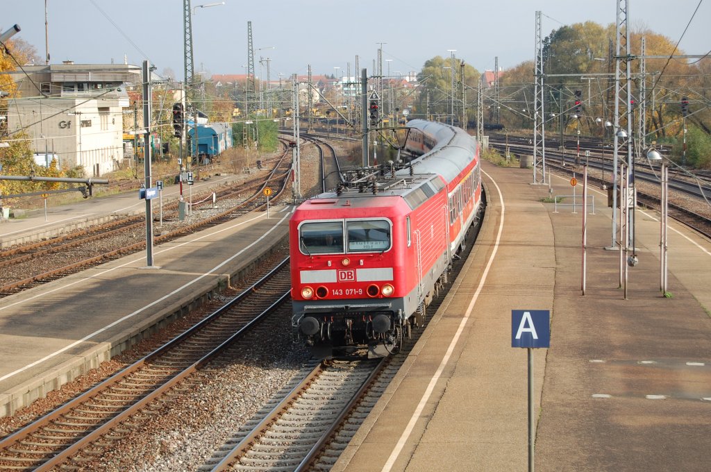 Mit einem aus Silberlingen gebildetem Regionalzug fhrt die Stuttgarter 143 071-9 am 30.10.2009 in den Gppinger Bahnhof ein.