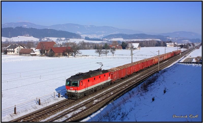 Mit einem Auserplangterzug nhert sich die 1044 122 ihrem Zugendbahnhof Knittelfeld. 30.12.2010 St. Margarethen