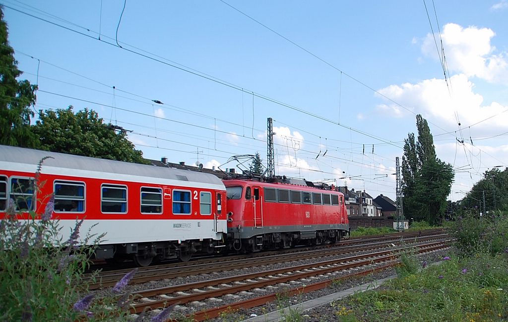 Mit einem Autoreisezug aus S'Hertogenbosch nach Alessandria am Hacken ist die 110 452-0 durch Rheydt unterwegs am Freitag den 15.7.2011.