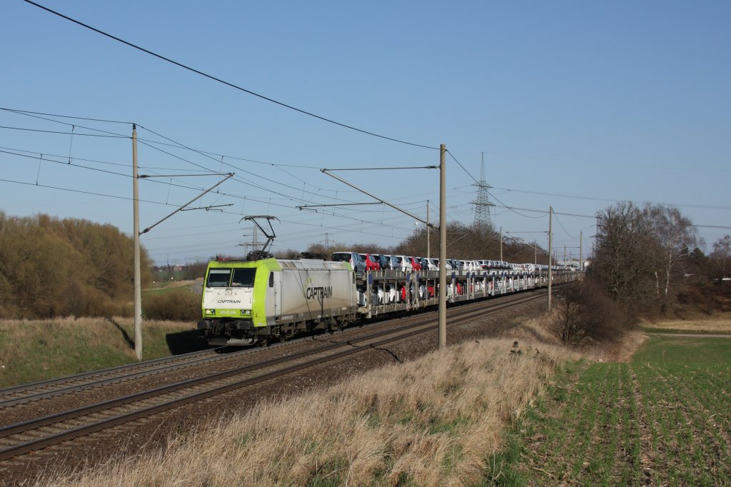Mit einem Autozug ist 185 505-5 (Captrain/ITL) auf der KBS 310 in Richtung Braunschweig unterwegs. Fotografiert am 25.03.2012 in Magdeburg Diesdorf.