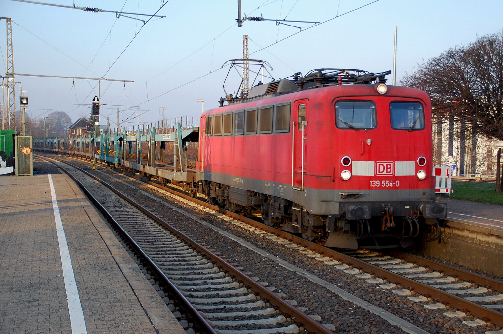 Mit einem Autozug druchfhrt 139 554-0 Rheydt Hbf in Richtung Aachen. 29.1.2011