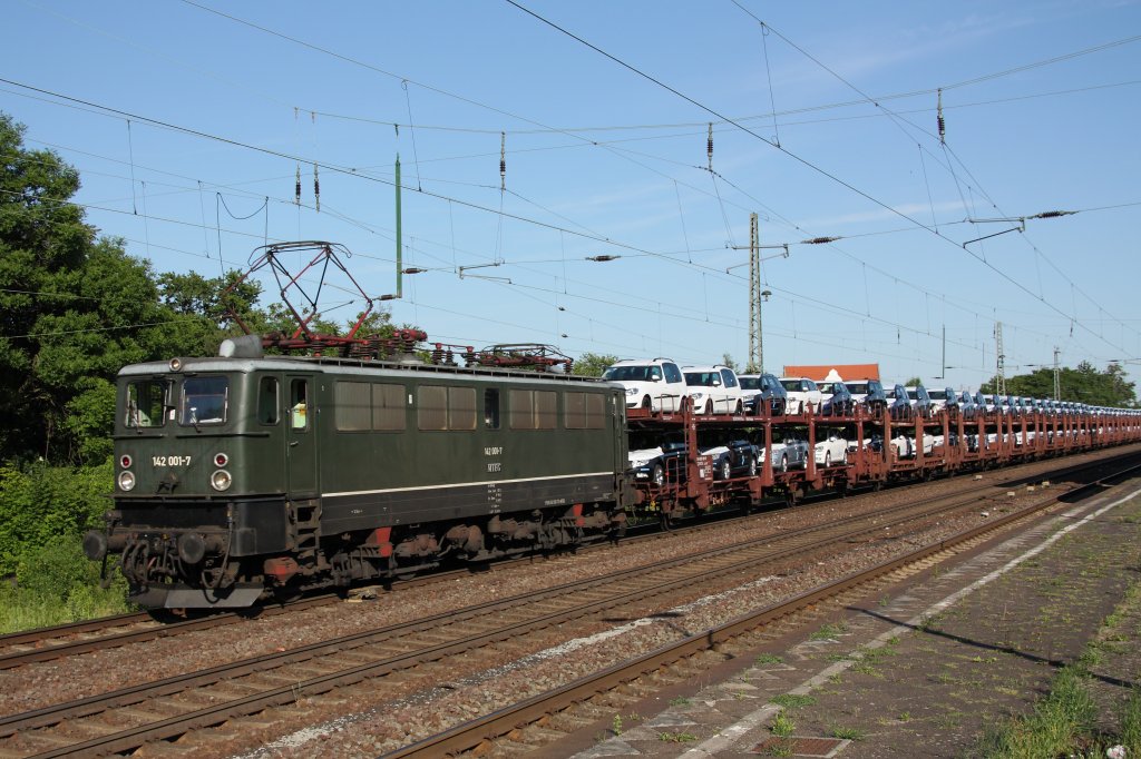 Mit einem Autozug fhrt 142 001-7 der Muldental Eisenbahngesellschaft (MTEG) durch den Bahnhof Schnebeck (Elbe) in Richtung Magdeburg. Fotografiert am 17.06.2010. 