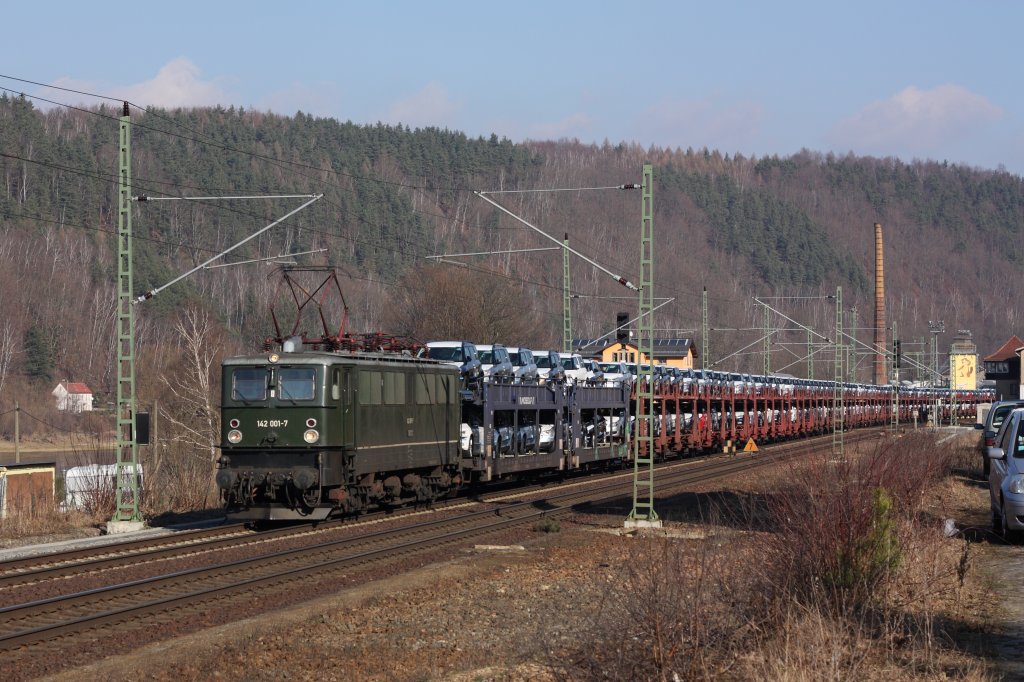 Mit einem Autozug fhrt 142 001-7 der MTEG durch das Elbtal in Richtung Dresden. Fotografiert am 09.02.2011 in Knigstein.  