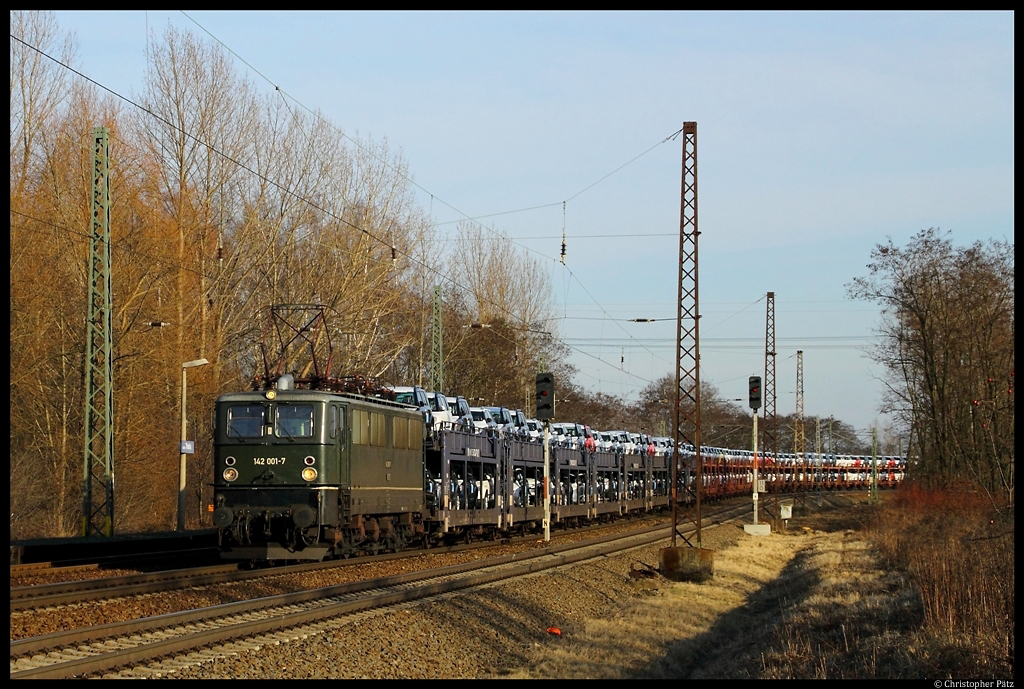 Mit einem Autozug fhrt 142 001-7 am 22.2.2012 durch Leipzig-Thekla.