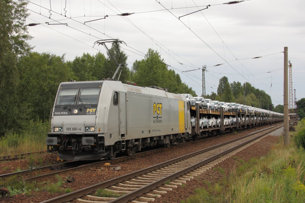 Mit einem Autozug fhrt 185 681-4 von Railpool im Dienst von PCT Altmann aus Richtung Engelsdorf kommend durch Leipzig-Thekla. Fotografiert am 07.08.2010. 