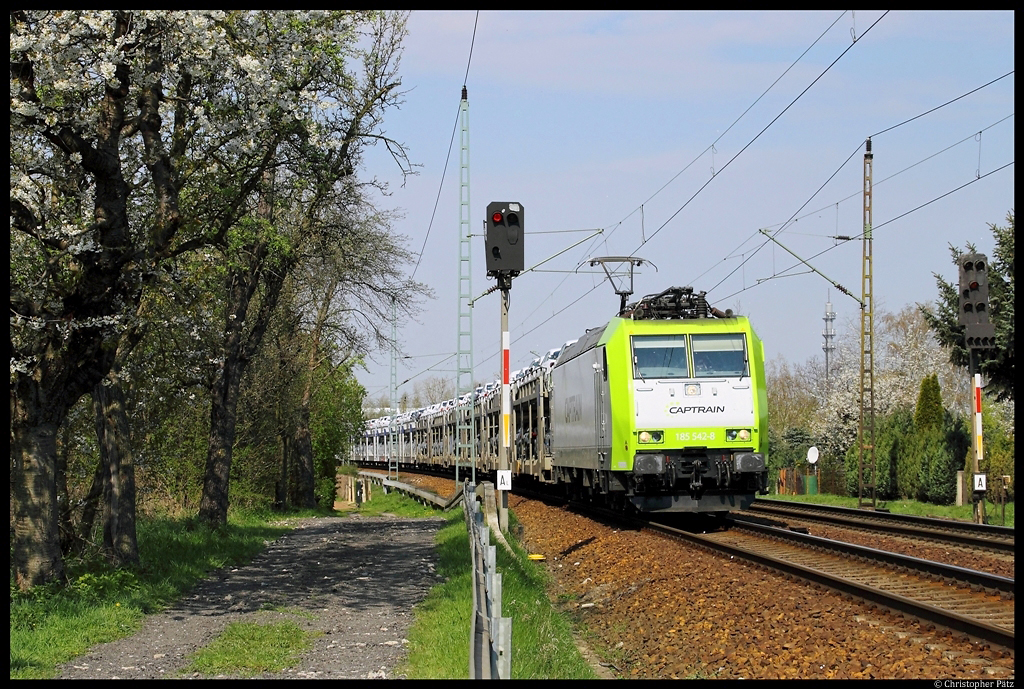 Mit einem Autozug rollt 185 542-8 von Captrain durch Dresden-Stetzsch. (20.4.2012)
