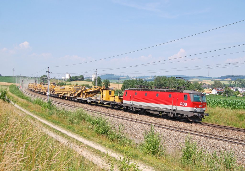 Mit einem Bauzug ist am 03.07.2010
die 1044 057 zwischen Haiding und
Wels unterwegs gewesen.