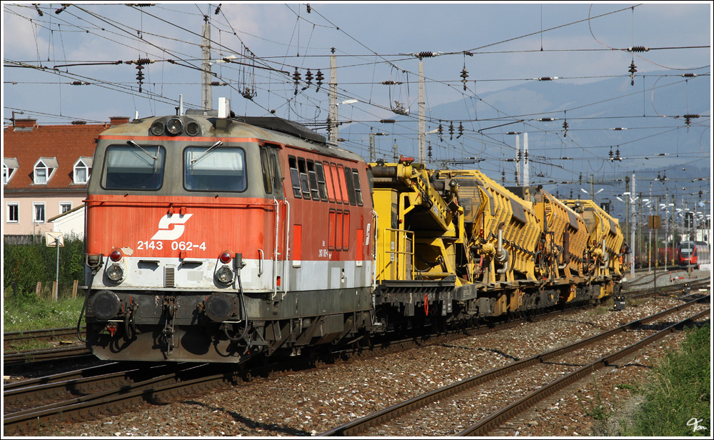 Mit einem Bauzug war am 28.09.2011 die Diesellok 2143 062 in Zeltweg unterwegs.Zur Zeit findet in Zeltweg der gro�e Bahnhofsumbau statt.