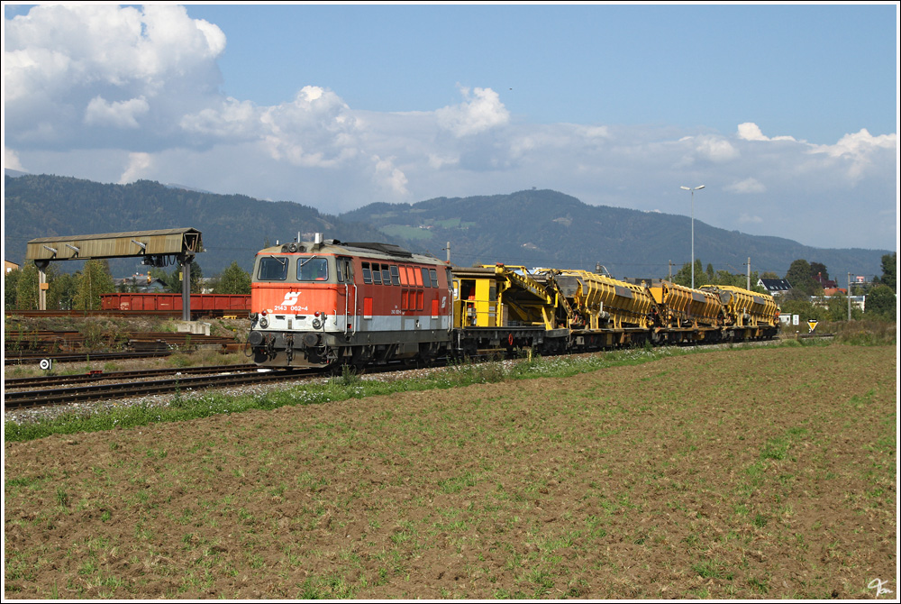 Mit einem Bauzug war am 28.09.2011 die Diesellok 2143 062 in Zeltweg unterwegs.Zur Zeit findet in Zeltweg der gro�e Bahnhofsumbau statt.
