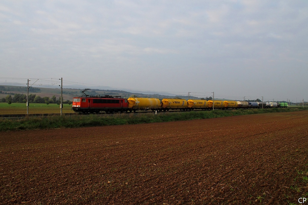 Mit einem bunten Kesselzug durchfhrt 155 055-7 die Goldene Aue bei Hohlstedt. (1.10.2010)