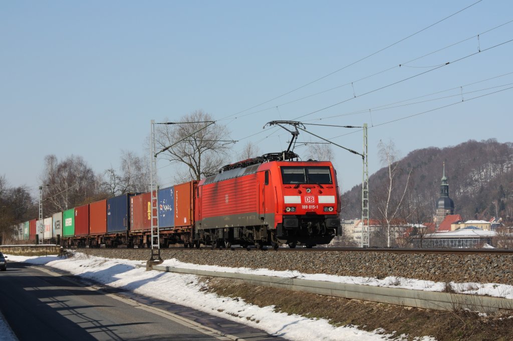 Mit einem Containerzug ist 189 015-1 auf dem Weg in Richtung Tschechien. Fotografiert am 16.03.2013 in Krippen. 