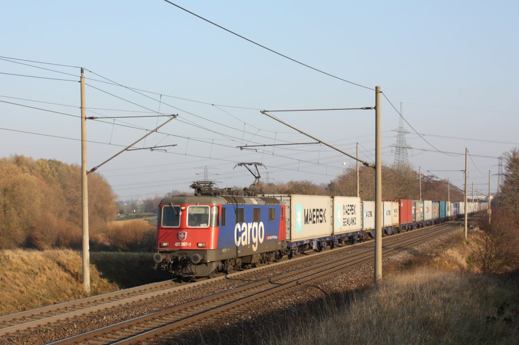 Mit einem Containerzug ist 421 397-1 der SBB Cargo auf der KBS 310 in Richtung Braunschweig unterwegs. Fotografiert am 12.11.2011 in Magdeburg Diesdorf. 