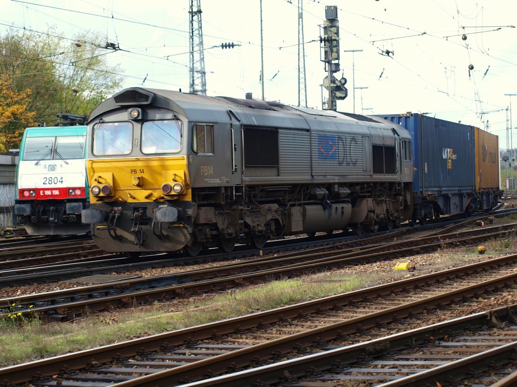 Mit einem Containerzug am Haken macht sich die Class66 PB14 der DLC in Aachen West auf den Weg ber die Montzenroute nach Belgien. Daneben rangiert die Cobra 186 196 an einen Kesselzug. 