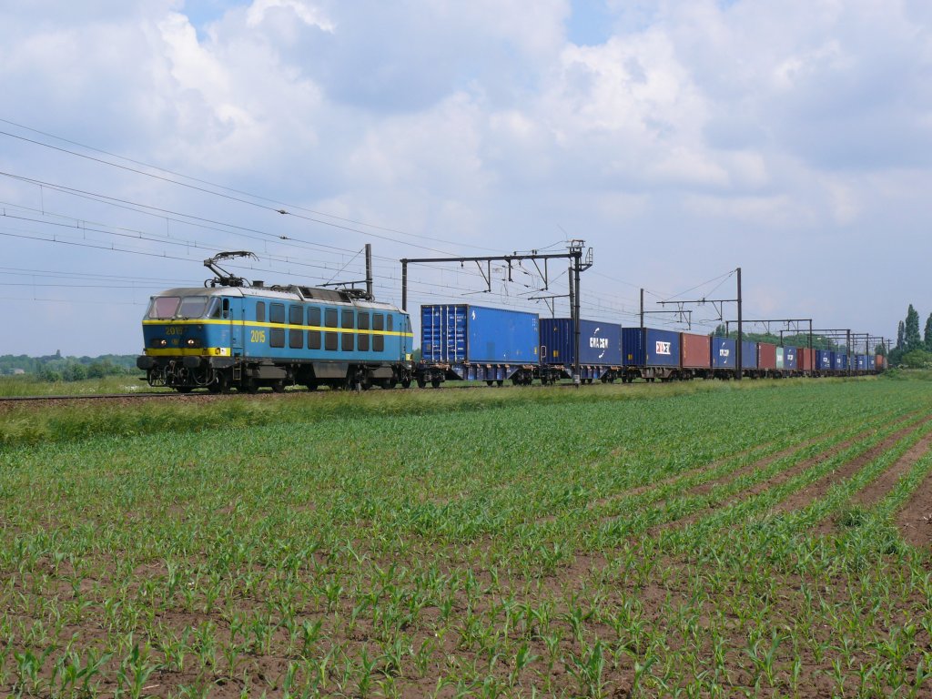 Mit einem Containerzug am Haken kommt HLE 2015 vom Antwerpener Hafen, hier aufgenommen am 12/06/2010 bei Ekeren.