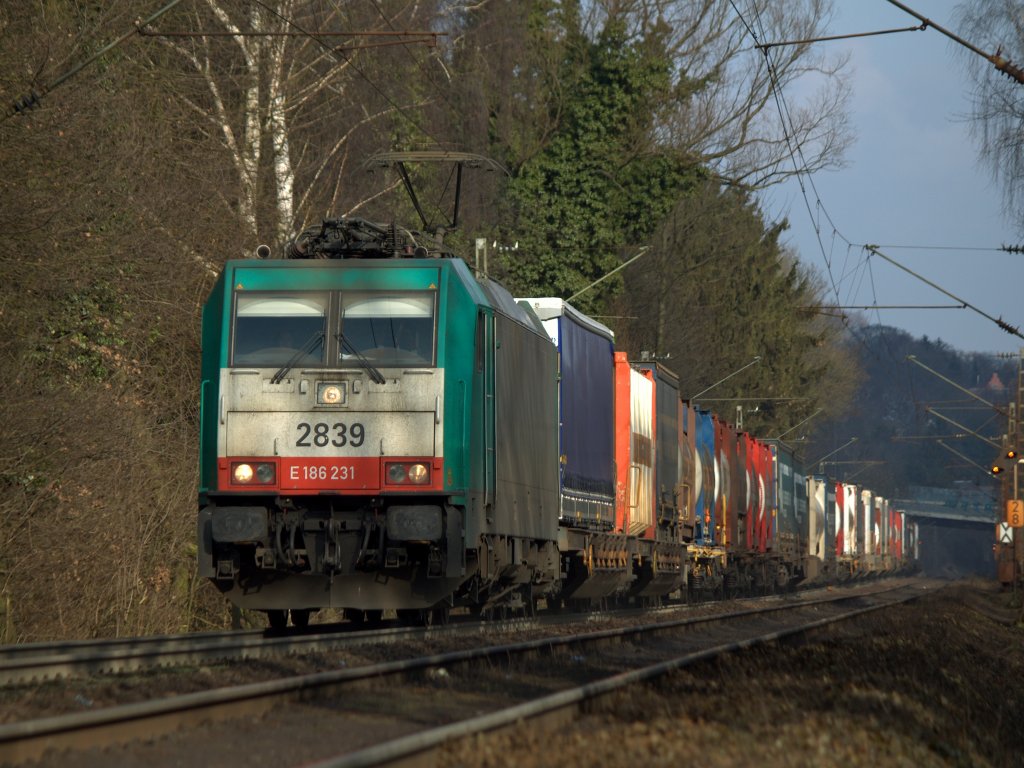 Mit einem Containerzug am Haken mht sich Cobra 186 231 (2839) am 17.02.2013 von Aachen West kommend ab, um die schwere Last die Rampe der Montzenlinie nach Belgien hoch zu ziehen.