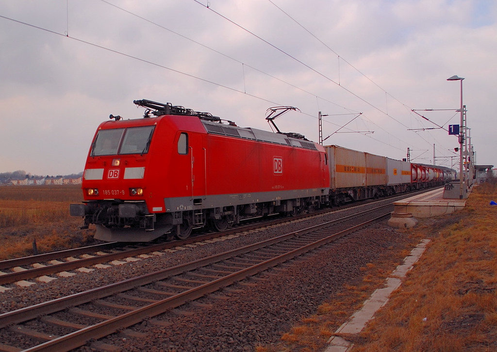 Mit einem Containerzug bei Allerheiligen ist die 185 037-9 am 25.2.2012 unterwegs.