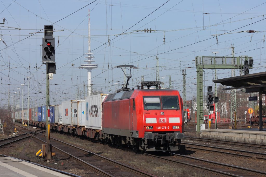 Mit einem Containerzug fhrt 145 078-2 durch Bremen Hbf in Richtung Osten. Fotografiert am 23.03.2011. 
