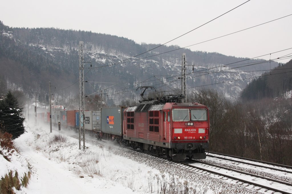 Mit einem Containerzug fhrt 180 018-4 durch das Elbtal in Richtung Decin. Fotografiert am 05.12.2010 in Dolni Zleb. 