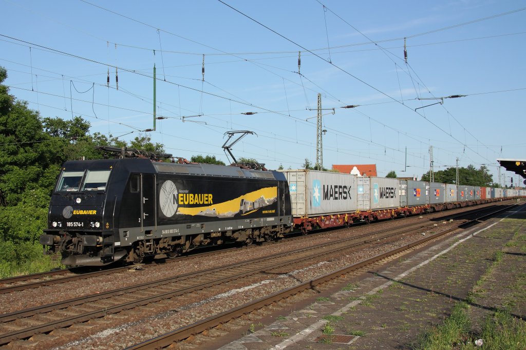 Mit einem Containerzug fhrt 185 574-1 von Alexander Neubauer durch den Bahnhof Schnebeck (Elbe) in Richtung Magdeburg. Fotografiert am 17.06.2010. 