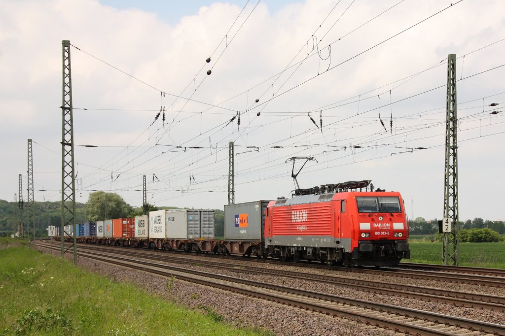 Mit einem Containerzug fhrt 189 013-6 auf der KBS 340 am 25.05.2010 in Richtung Halle/S. Fotografiert zwischen Magdeburg und Schnebeck an der alten Blockstelle Schnebeck-Frohse. 