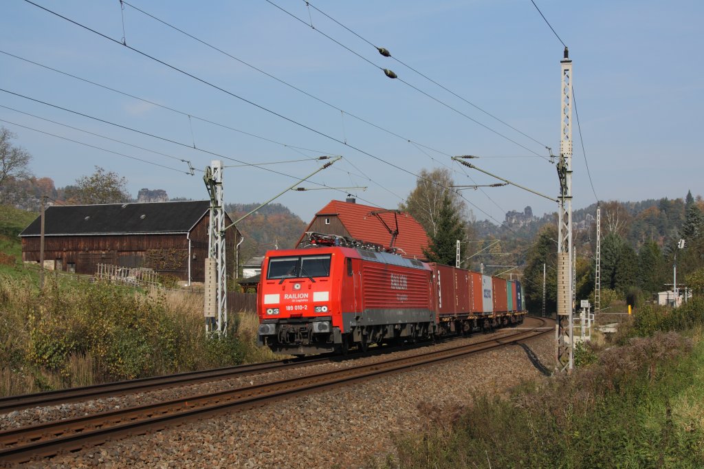 Mit einem Containerzug fhrt 189 010-2 durch Kurort Rathen in Richtung Tschechien. Fotografiert am 23.10.2010. 