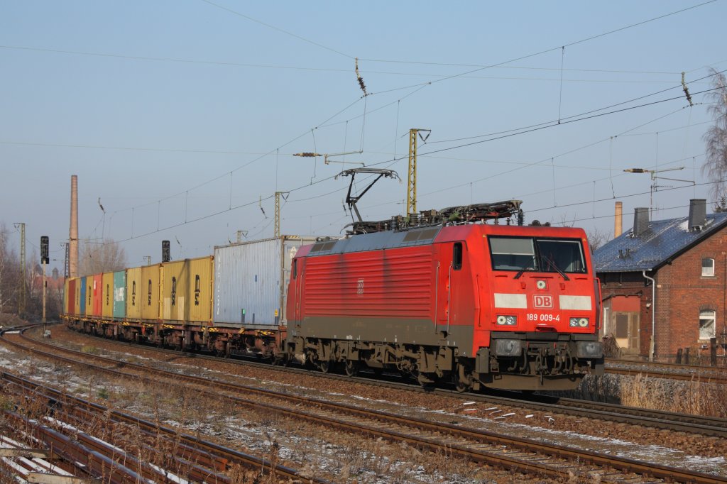 Mit einem Containerzug fhrt 189 009-4 durch Coswig in Richtung Dresden. Fotografiert am 27.11.2010. 