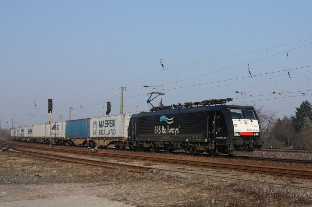 Mit einem Containerzug fhrt 189 090-4 der ERS Railways durch Coswig in Richtung Dresden. Fotografiert am 31.01.2011. 