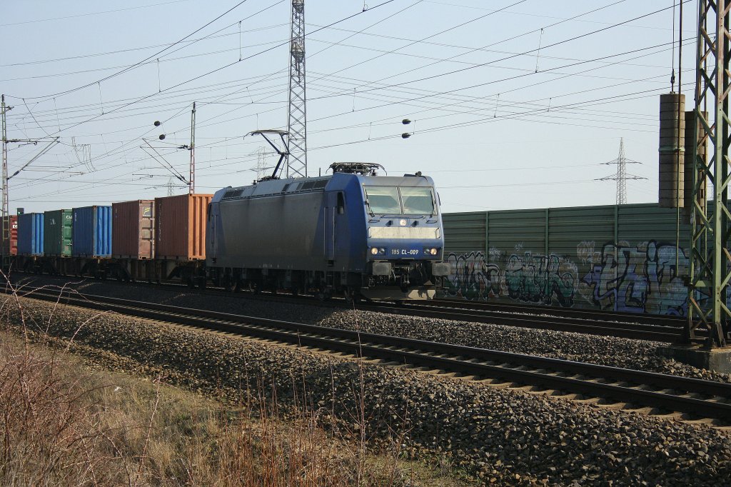 Mit einem Containerzug fuhr 185 CL 009 am 15.03.2012 durch Ahlten
