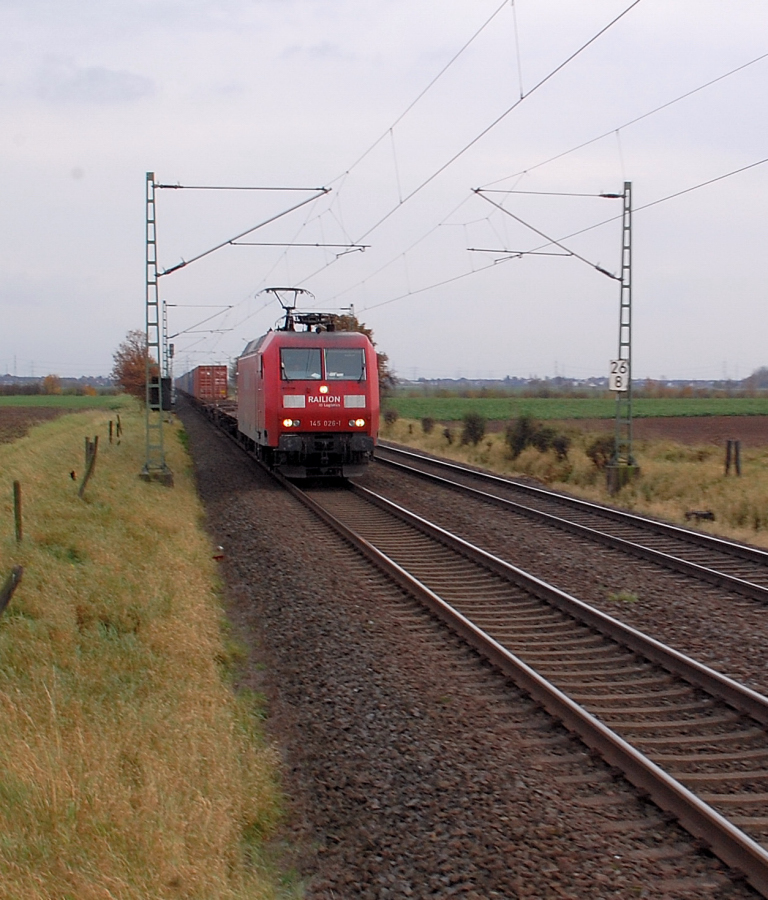 Mit einem Containerzug kommt 145 026-1 am Samstag den 6.11.2010 bei Allerheiligen daher.
