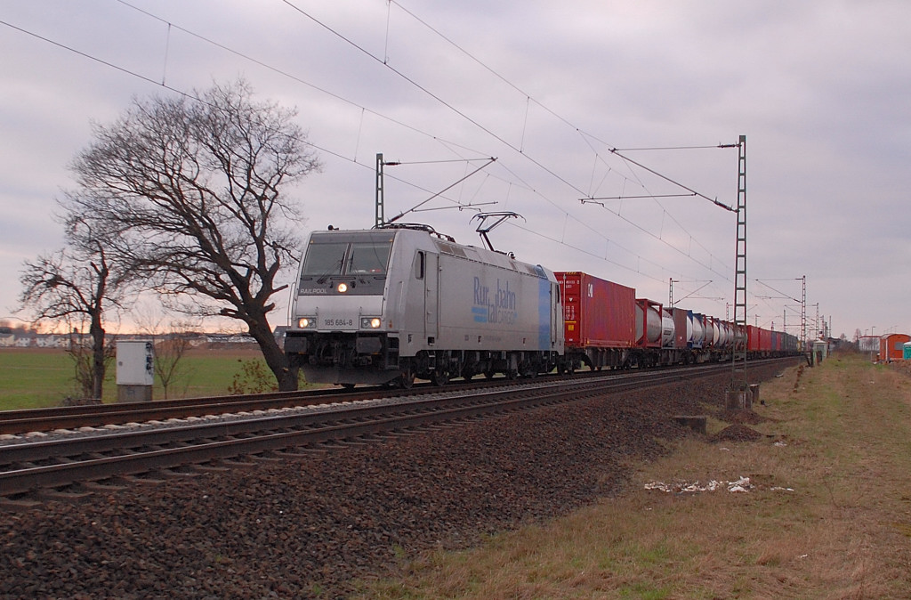 Mit einem Containerzug kommt die Rurtalbahnlok 185 684-8 auch am Sonntagabend bei Allerheiligen vorber gefahren in Richtung Nievenheim. 11.3.2012
