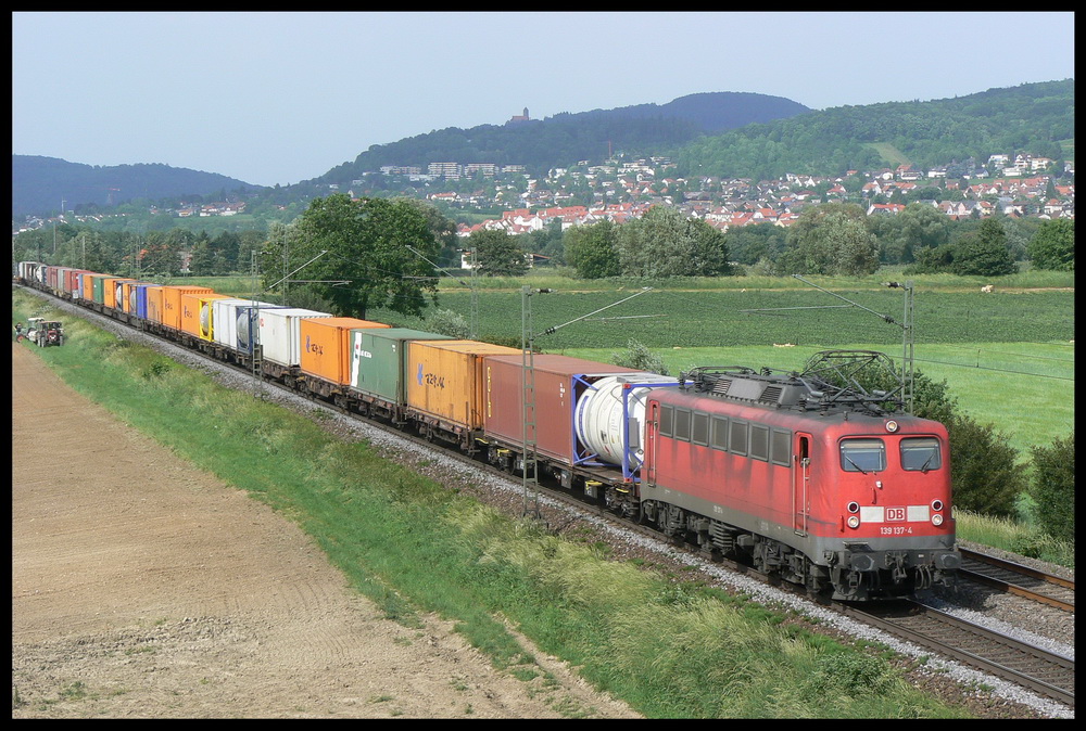 Mit einem Containerzug konnte die 139 137 am 25.5.2007 bei Grosachsen-Heddesheim abgelichtet werden.