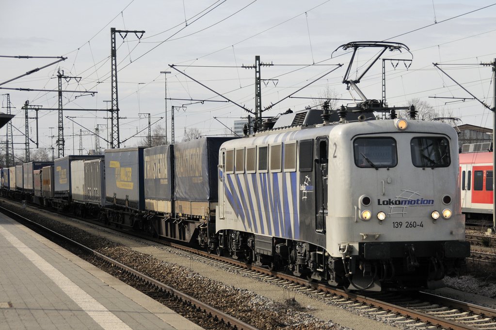 Mit einem Dank an den Tf frs  Aufblenden . 139 260-4 mit KLV Richtung Rosenheim in Trudering. (Bahnbilder-Treff Mnchen, 20.03.2010).
