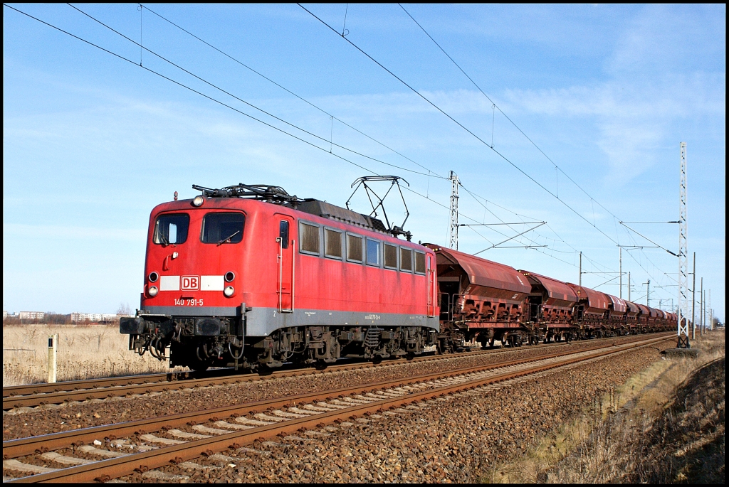 Mit einem Dnger-Leerzug von Szczecin nach Poppendorf am Haken passiert 140 791-5 am 03.03.2012 die Ausweichstelle Langendorf.