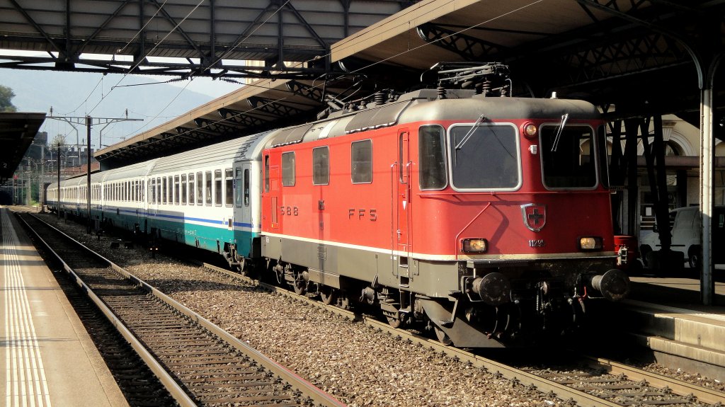 Mit einem EC nach Zrich HB wartet die Re 4/4  11295 am 16.09.11 in Bellinzona auf die Abfahrt. Jetzt heisst es: ohne Halt bis Goldau.