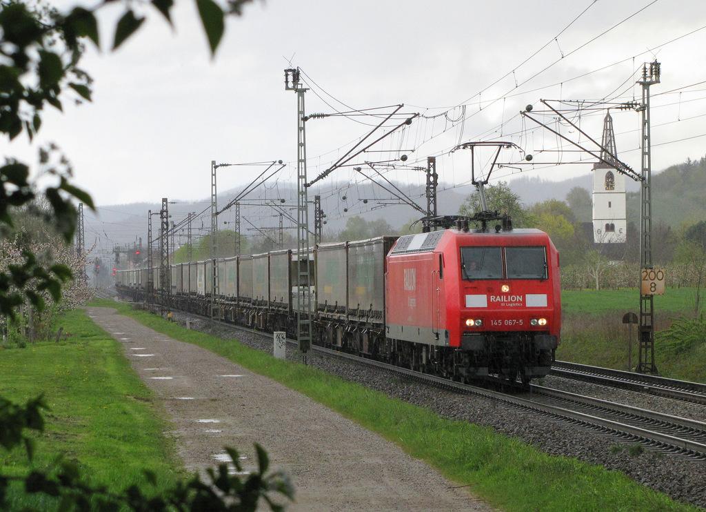Mit einem ehrenvollen Kranz wurde 145 067-5 mit dem Ambrogio-Zug abgelichtet. Denzlingen den 21.04.2012