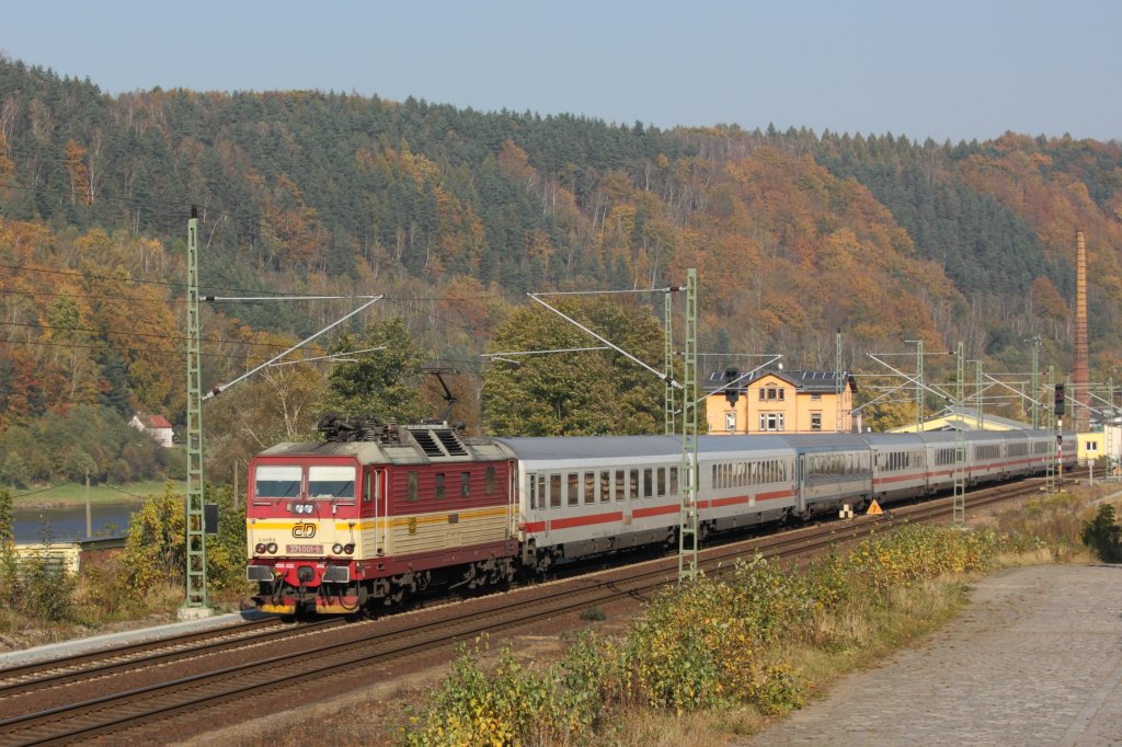 Mit einem Eurocity fhrt 371 001-9 durch Knigstein in Richtung Dresden. Fotografiert am 23.10.2010. 