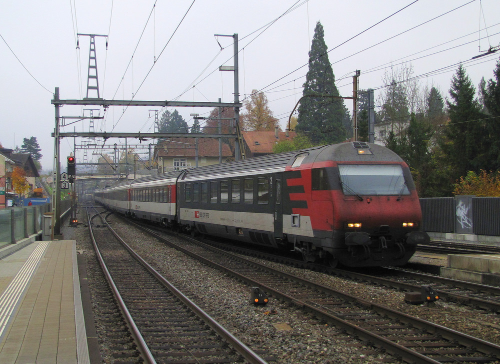 Mit einem EW IV Steuerwagen kommt hier ein Fernzug der SBB in den Bahnhof Liestal gefahren. Er fuhr dann weiter nach Basel SBB. Liestal den 06.11.2011