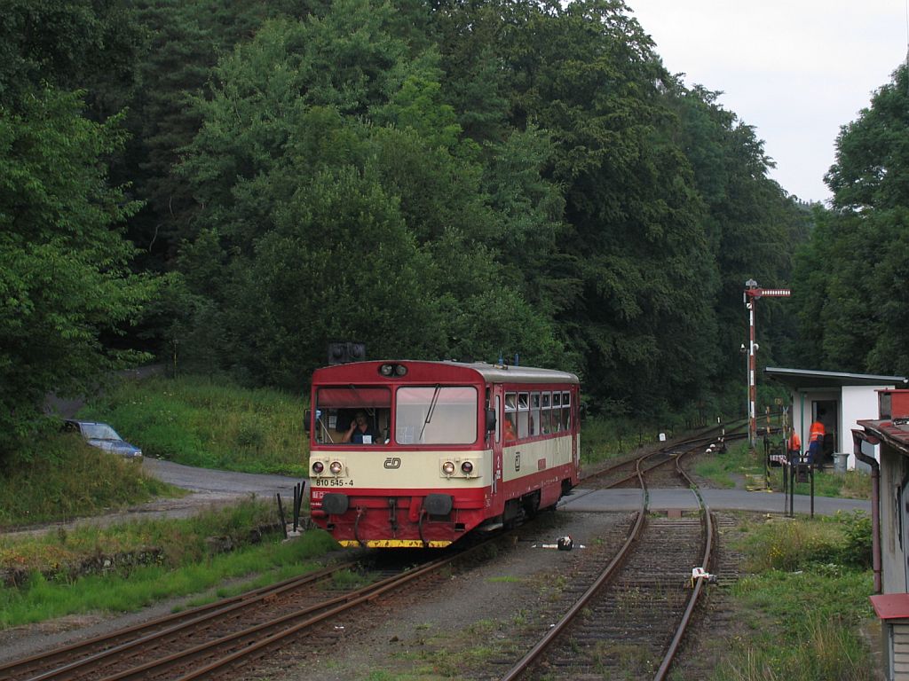 Mit einem Flgelsignal und eine alte Blockstelle als Hintergrund fahrt 810 545-4 mit Os 5465 Star Paka-Jaroměř ein auf Bahnhof Dvůr Krlov nad Labem am 4-8-2011.