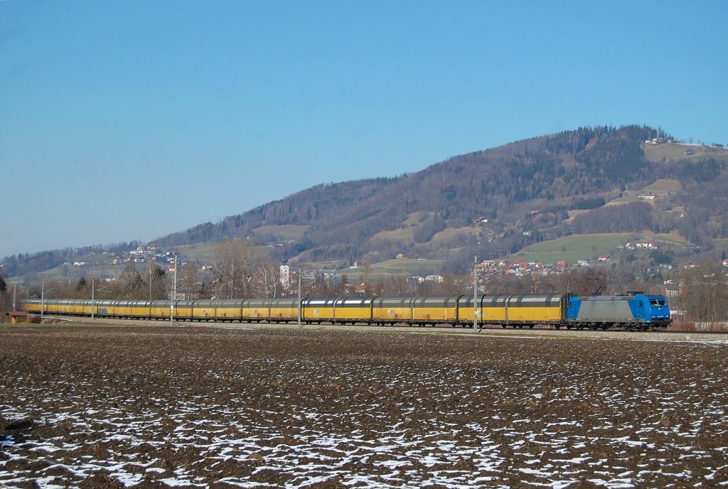 Mit einem Ganzautozug (48981)ist am 25.02.2011 die
185 512 auf dem Weg von Bremen nach Kalsdorf auch 
in Kremsdorf durchgefahren.