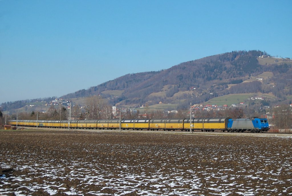 Mit einem Ganzautozug (48981)ist am 25.02.2011 die
185 512 auf dem Weg von Bremen nach Kalsdorf auch 
in Kremsdorf durchgefahren.